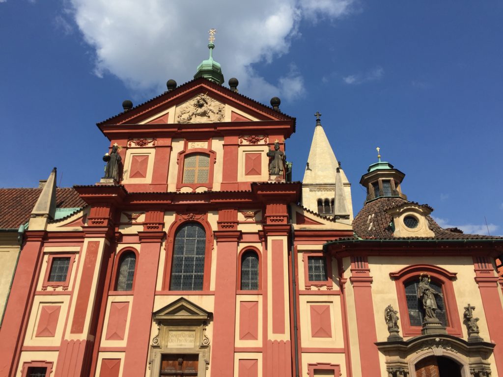 Photo du chateau de Prague avec facade rose