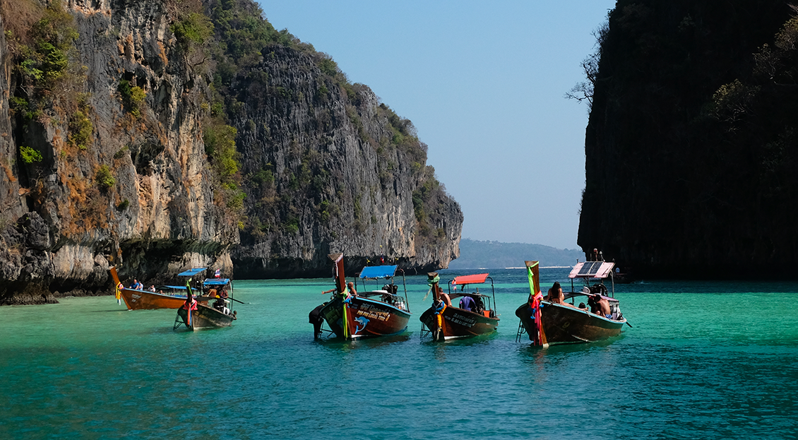 Photo baie phi phi island avec bateaux 