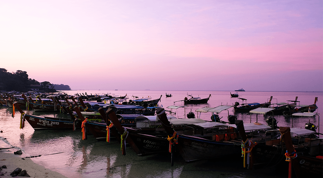 Photo du lever de soleil sur le port de Phi Phi 