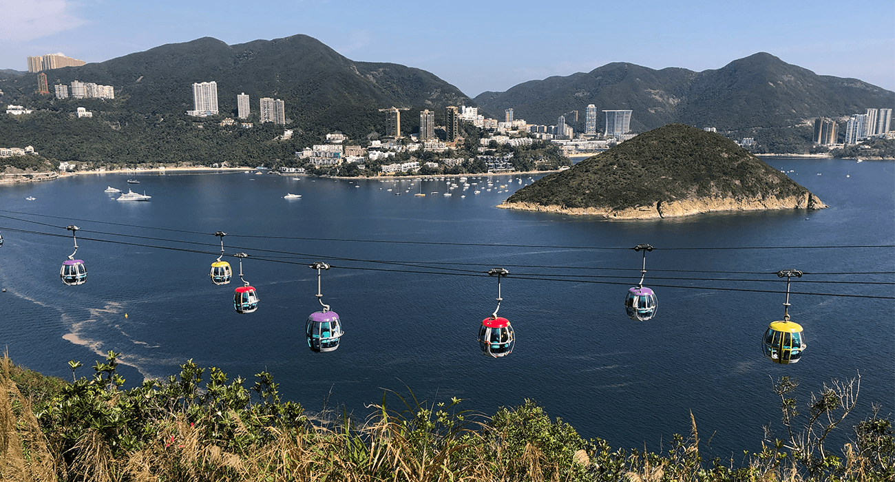 Photo de Deep Water bay sur l'île de Hong-Kong avec les cables car d'Ocean Park