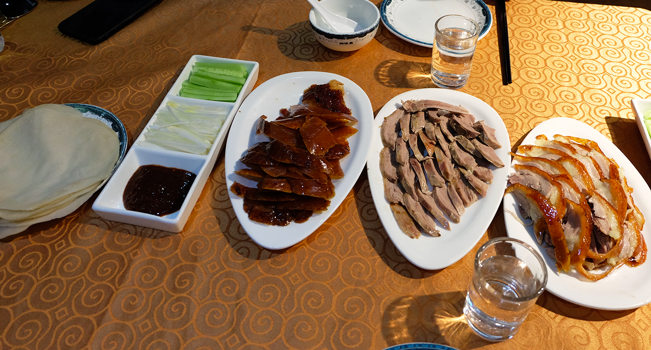 Photo d'un canard laqué pékinois traditionnel servi à table