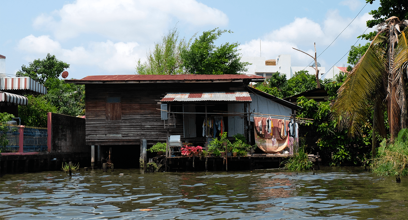 Photo des maisons sur pilotis au bord des khlong