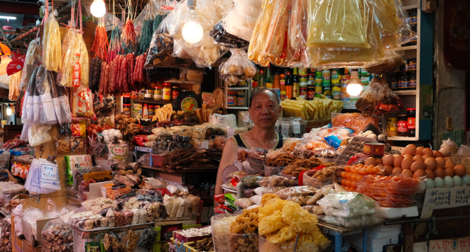 photo d'un vendeur à son stand dans le marché d'aberdeen