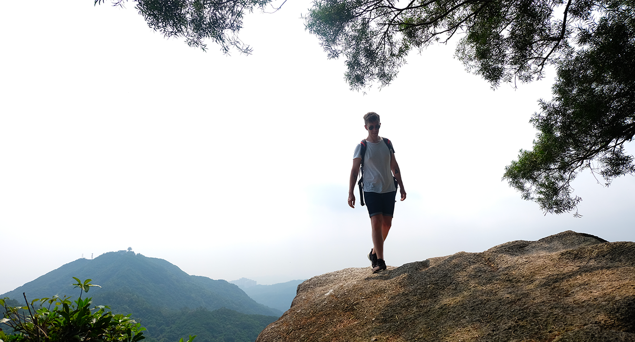 Photo de marcheur sur un rocher lors du lion's rock trail