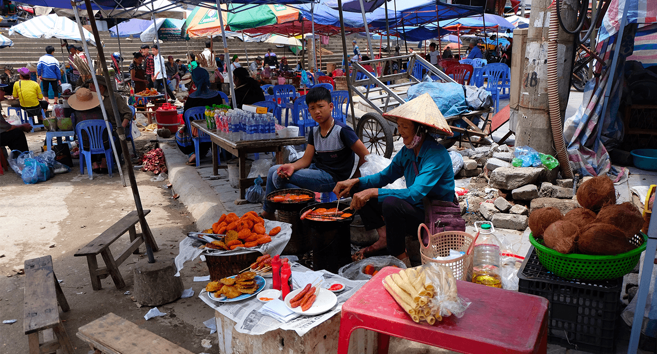 Photo d'exposants vietnamiens au marché de Bac Ha