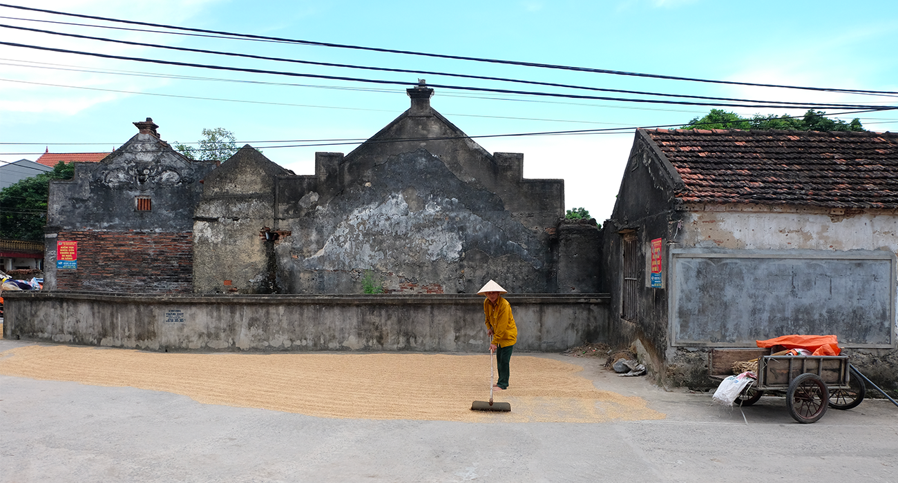 Photo de séchage du riz dans un petit village au Vietnam