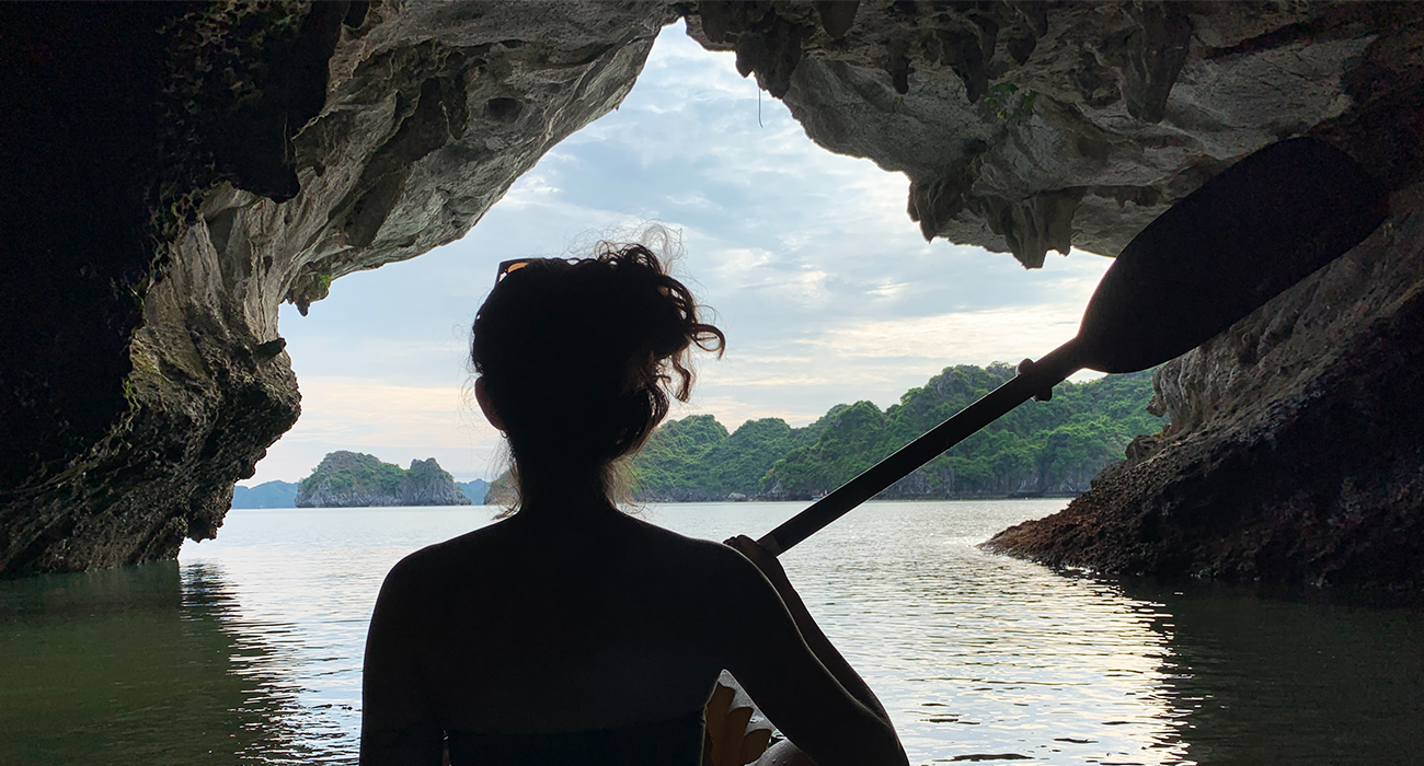 Photo des grottes de Tu Long Bay visitées en kayak