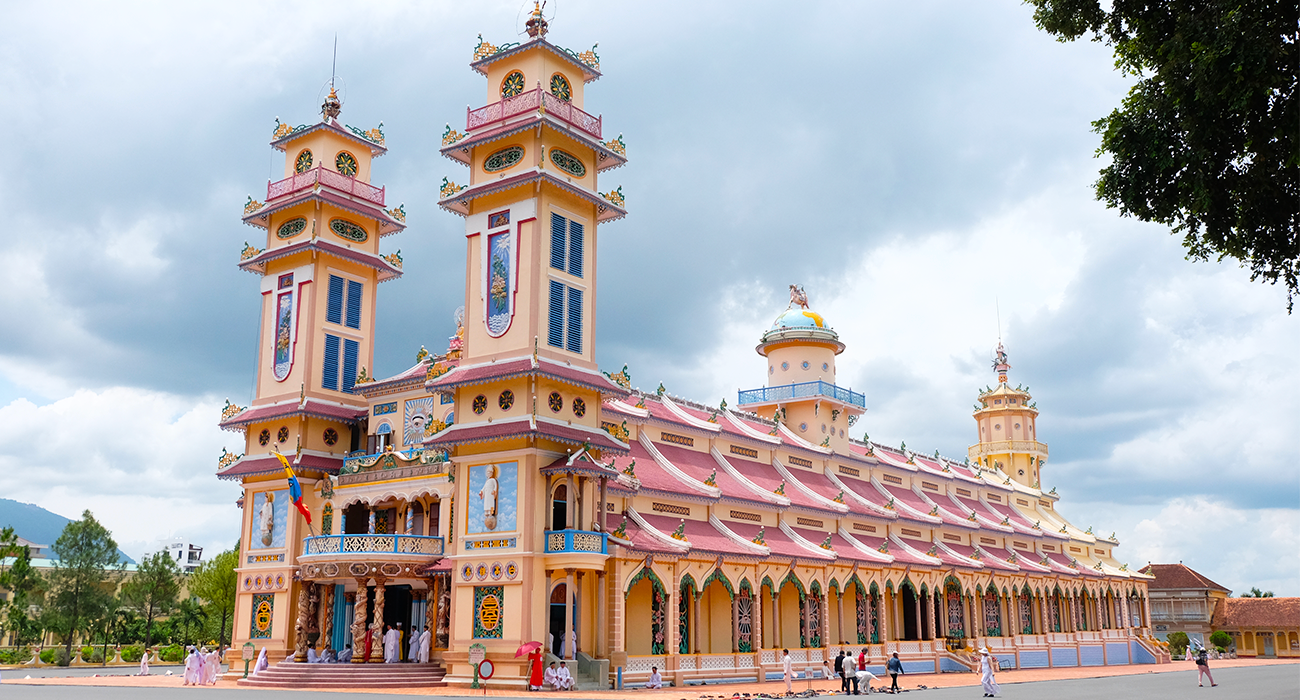 Photo de la cathédrale coloré cao dai