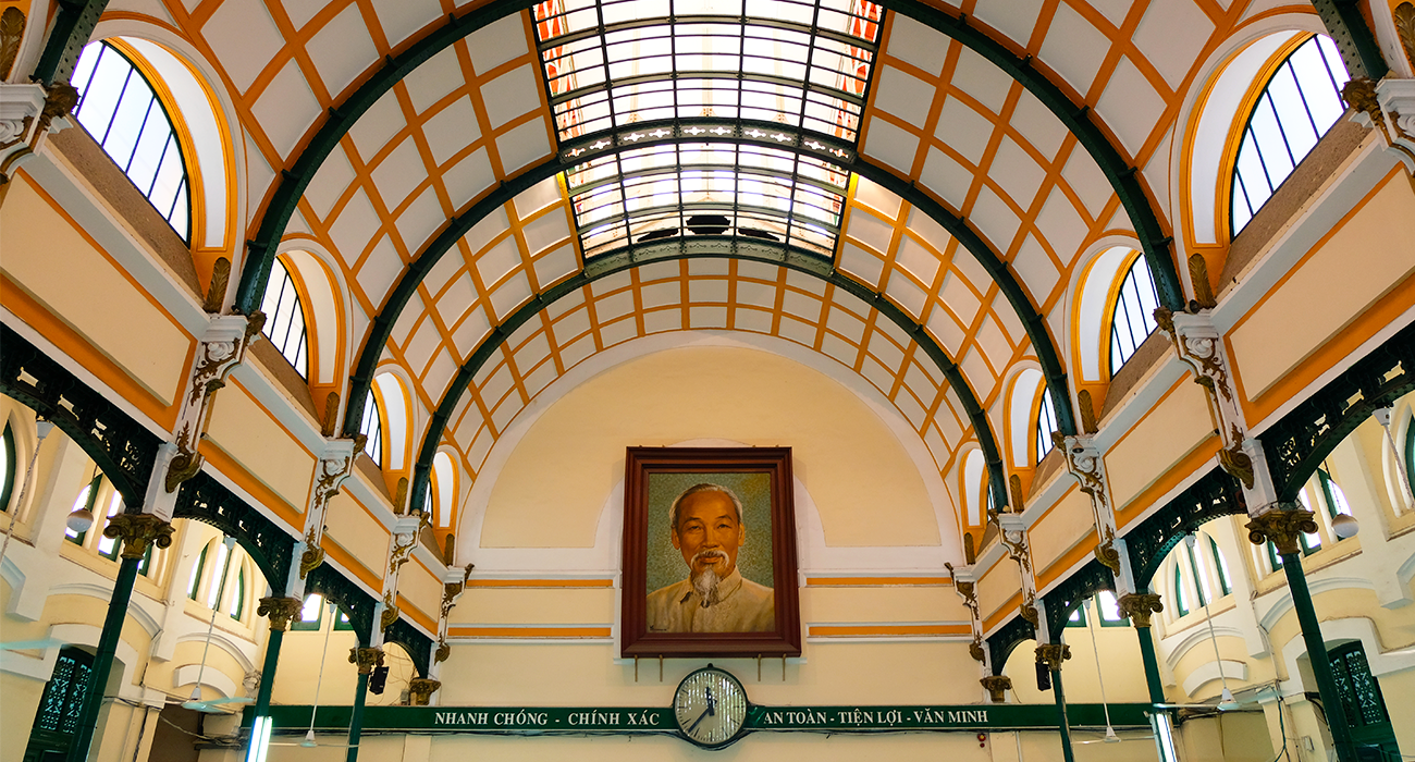 Photo de l'intérieur de la poste de Ho Chi Minh avec le portrait de Ho Chi Minh 