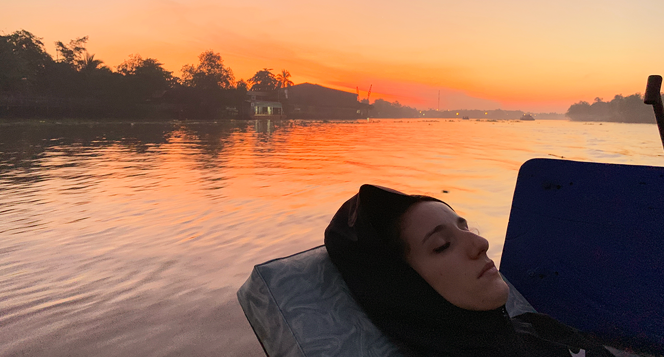 Photo du lever de soleil sur le Mekong et moi qui dort 