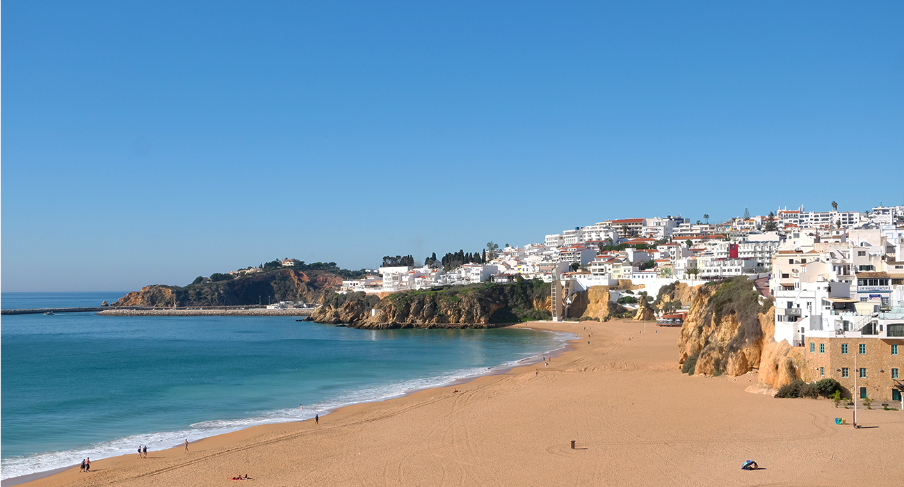 Photo de la plage et la ville d'Albufeira