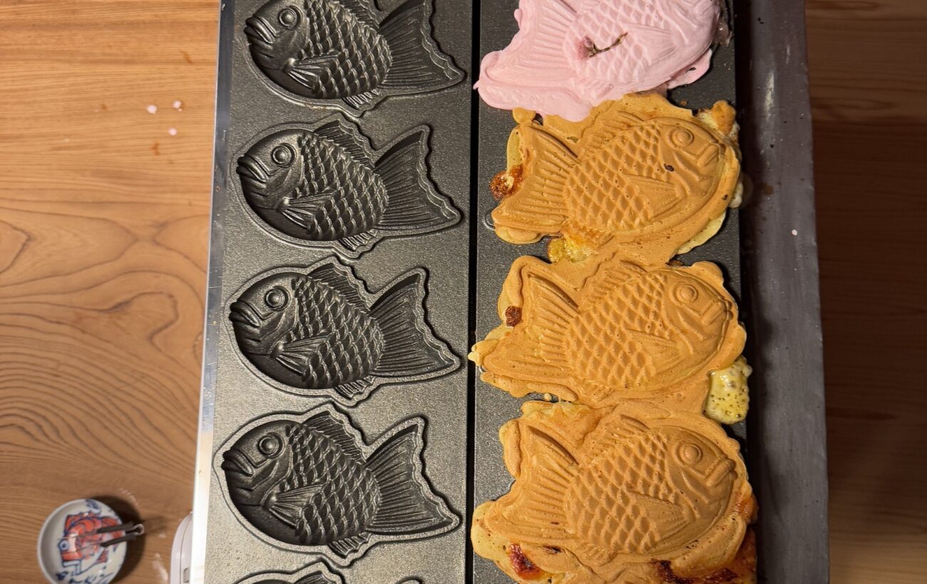 Confection de Tayaki japonnais sucré à Tokyo cuisson en moules poissons